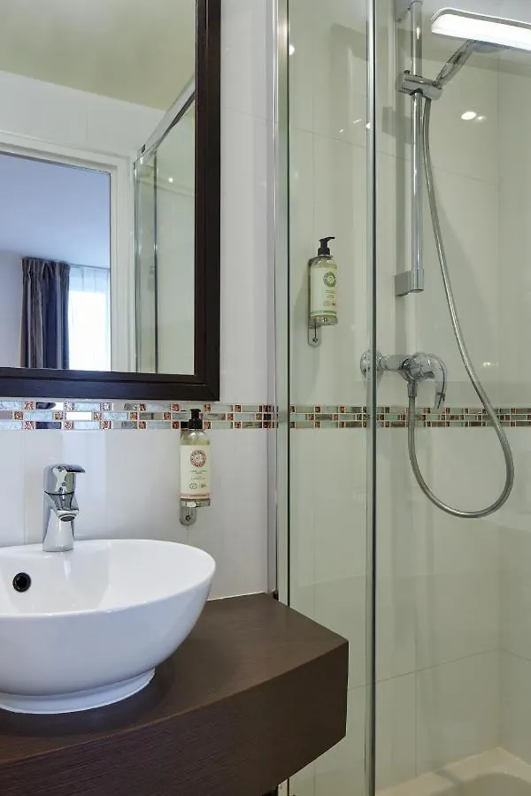 ***  Hotel Apolonia Paris Montmartre; Sure Hotel Collection By Best Western フランス