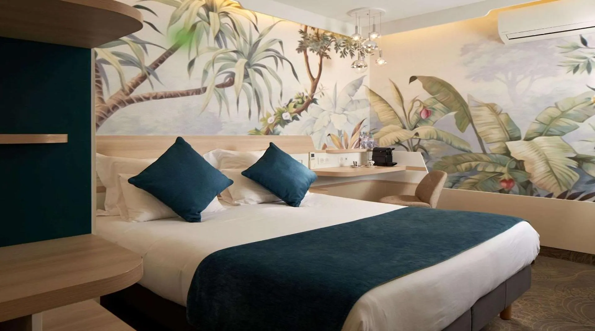 Hotel Apolonia Paris Montmartre; Sure Hotel Collection By Best Western 3*,